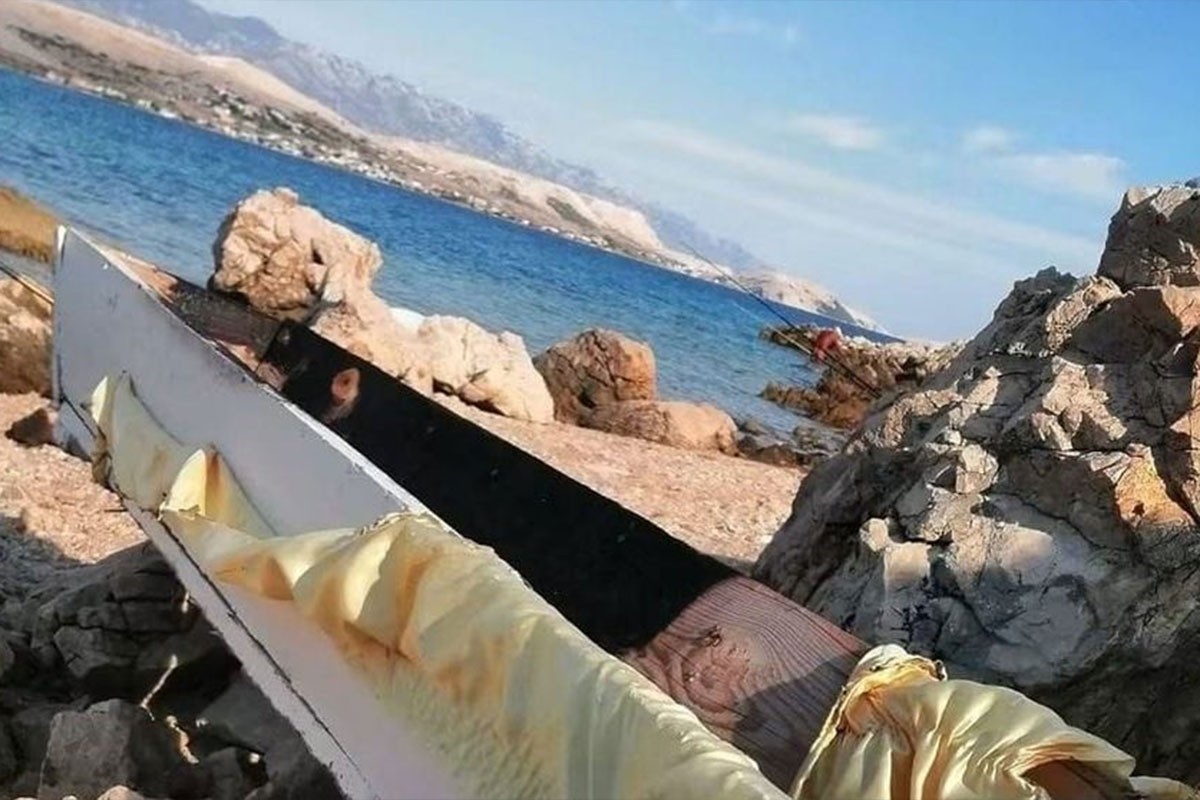 "Jedina besplatna ležaljka": Mrtvački sanduk osvanuo na plaži u Hrvatskoj (FOTO)