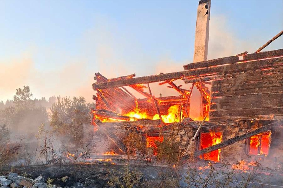 Izgorjele dvije kuće na granici BiH i Crne Gore (VIDEO, FOTO)