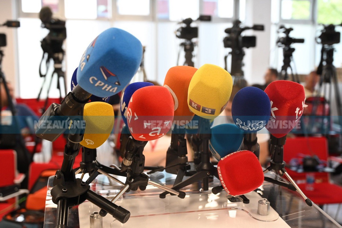 CIK kažnjavanje partija zbog preuranjene kampanje doveo do apsurda