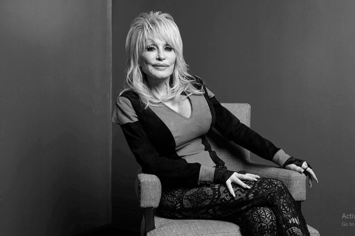 Amerika tuguje za Doli Parton: Tramp naredio spuštanje zastava na pola koplja