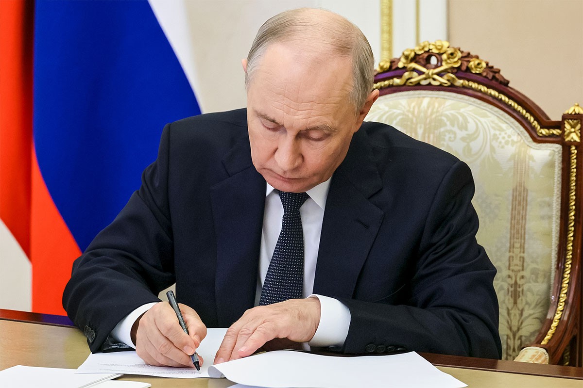 Šta se krije iza tri neobjavljena Putinova ukaza potpisana tokom posjete direktora CIA