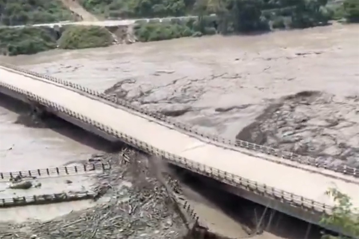 Dramatične scene iz Nepala: Nabujala rijeka ruši most (VIDEO)