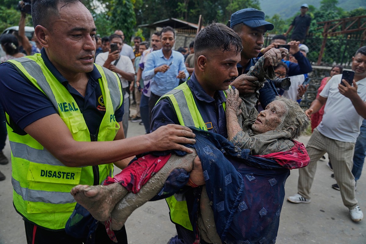 Dramatično raste broj mrtvih u Nepalu: "Nisu mogli da pobjegnu" (VIDEO)