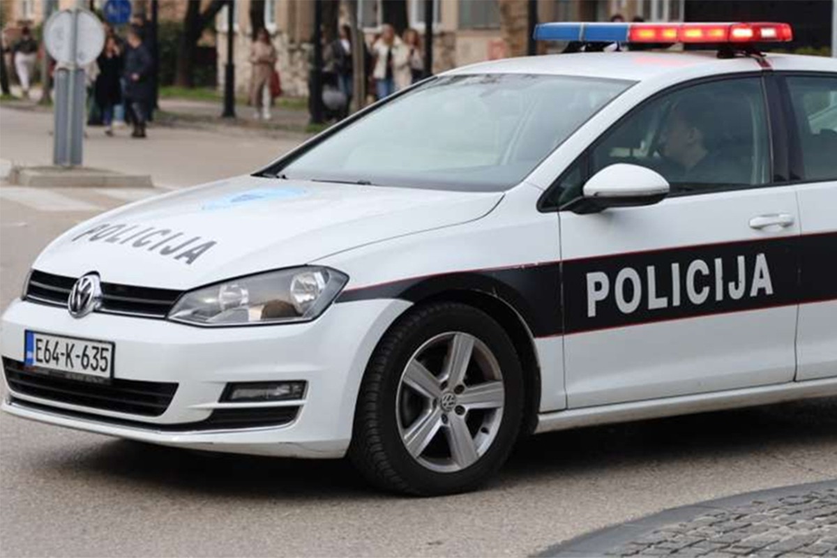 Potjera za vozačem: Drogu izbacio iz auta, mercedes završio u jarku
