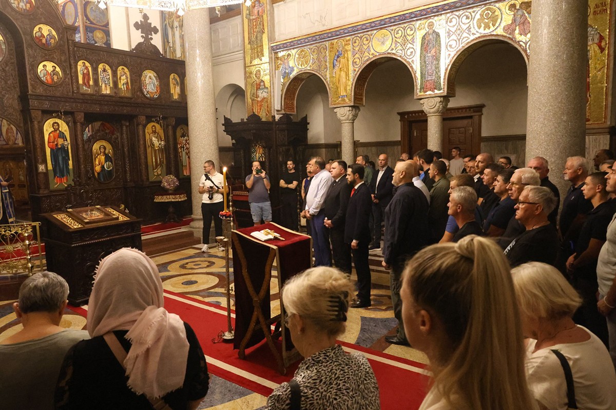 Održan pomen Ratku Mladiću u Banjaluci, okupili se brojni građani (FOTO)