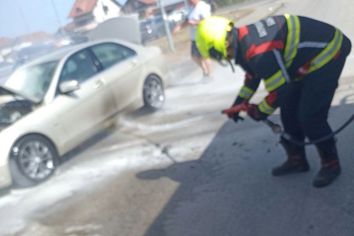 Gorjela dva automobila u Banjaluci (FOTO)