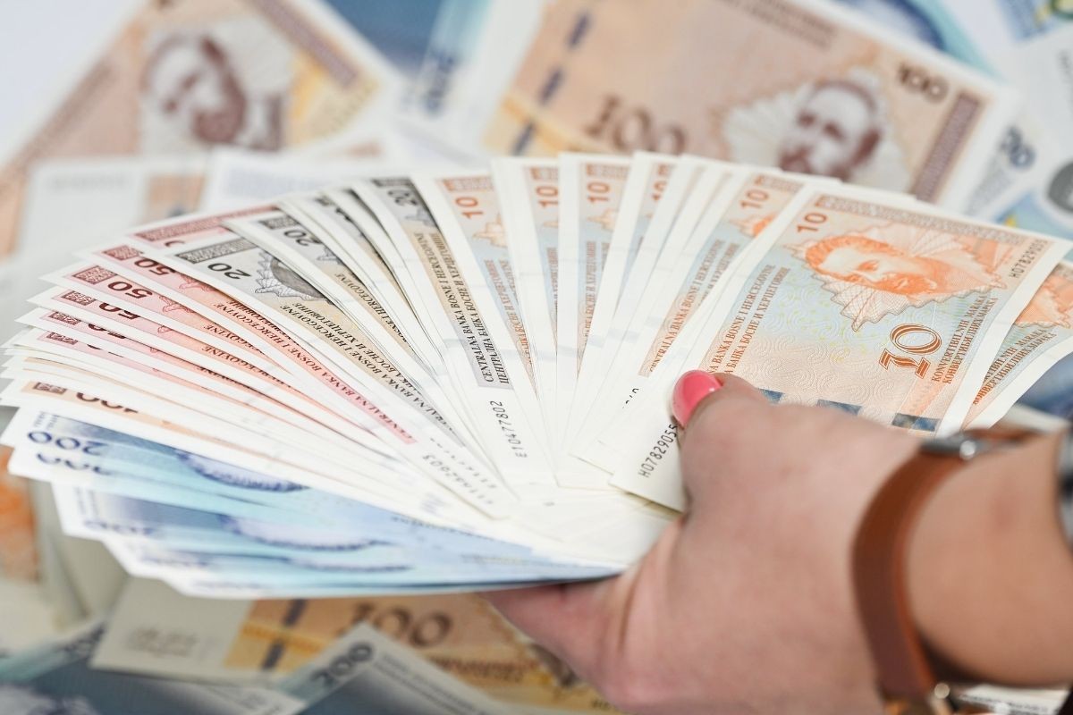 Objavljen polugodišnji prosjek plata u BiH: Ovo su iznosi po sektorima