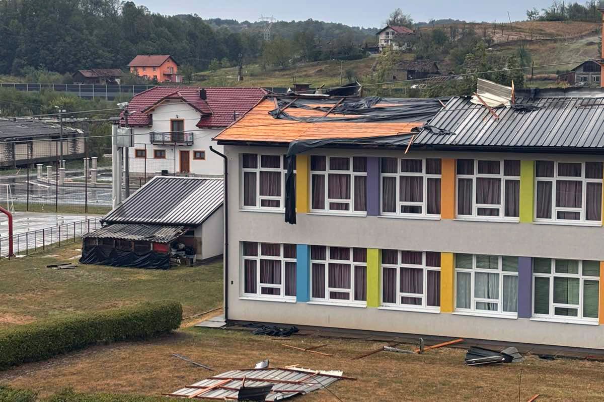 Jak vjetar oštetio krov osnovne škole u Prnjavoru, grad bez struje (FOTO)