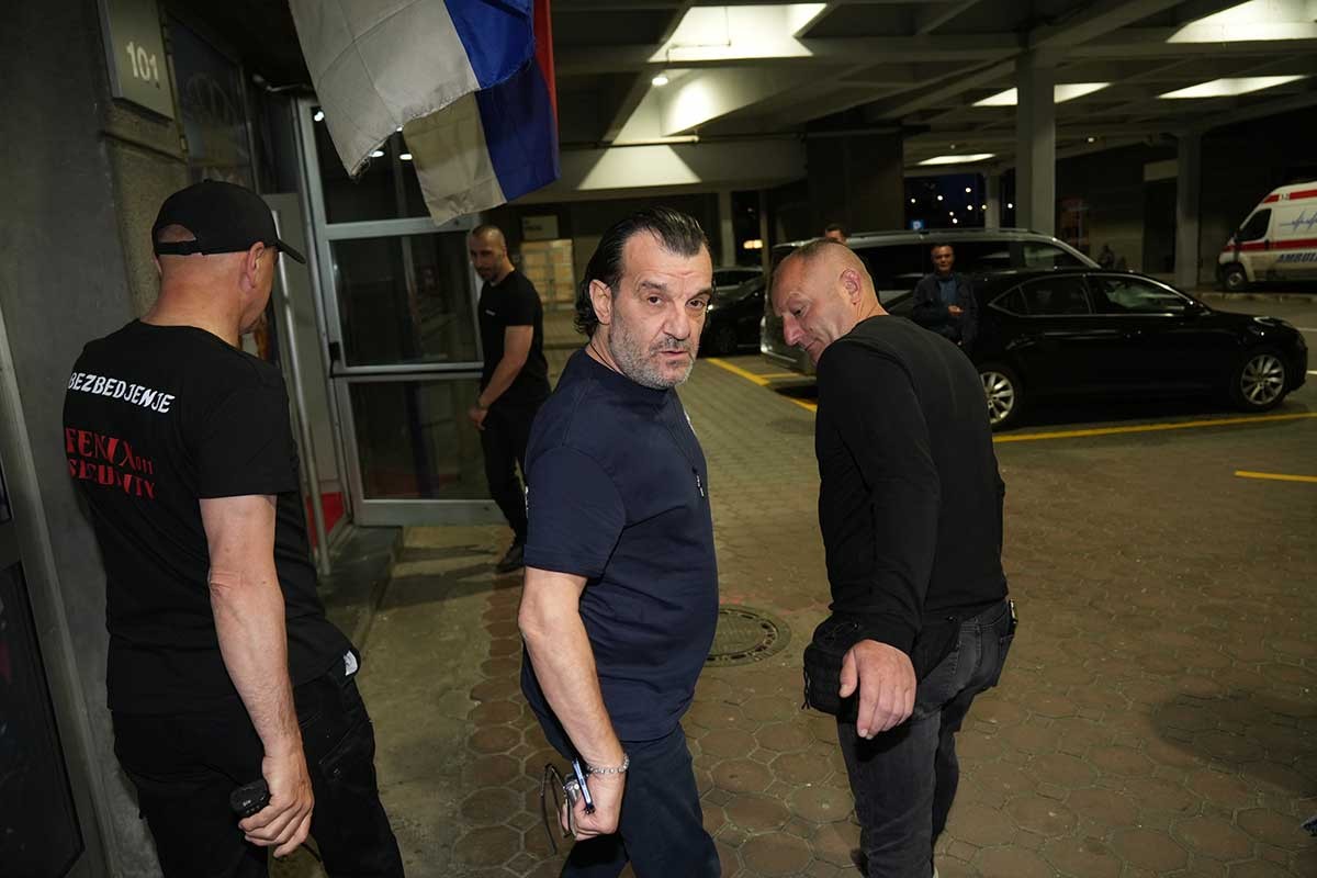 Rampa pala na automobil u kojem se nalazio Aca Lukas