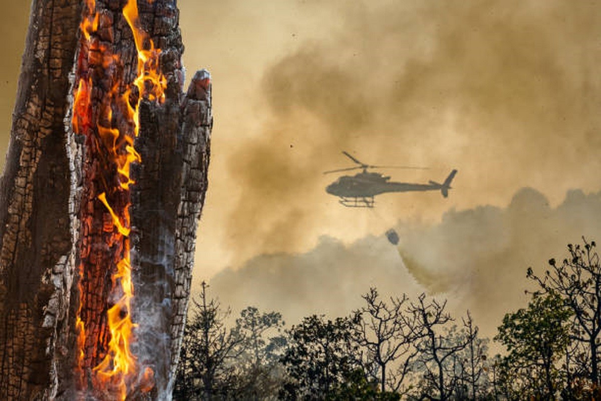 Borba sa vatrom ne prestaje: Helikopter ponovo iznad Trebinja