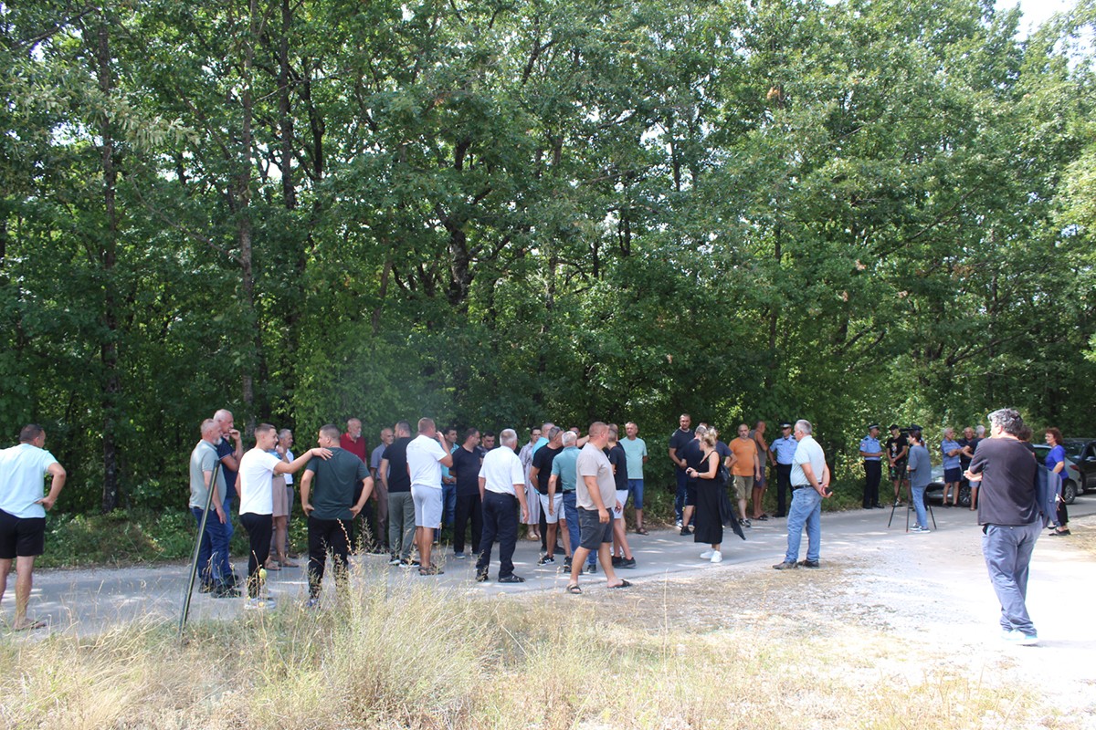Mještani traže policijske patrole, tvrde da su požari podmetnuti (VIDEO)
