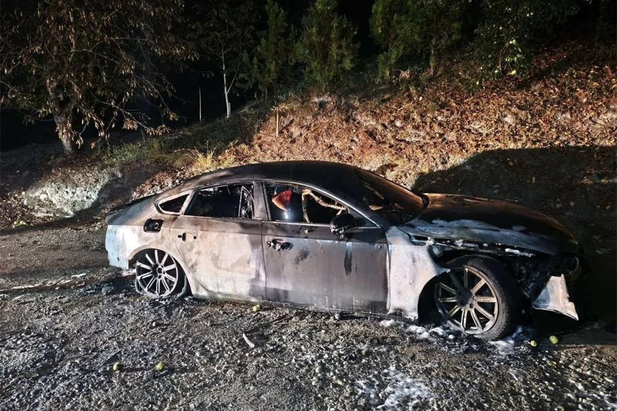 Političaru iz Goražda zapaljen automobil, u kući pored spavala mu majka