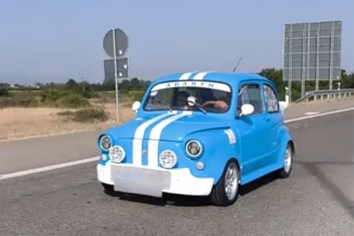 Legendarni, plavi fićo privukao pažnju dok je "jurio" auto-putem