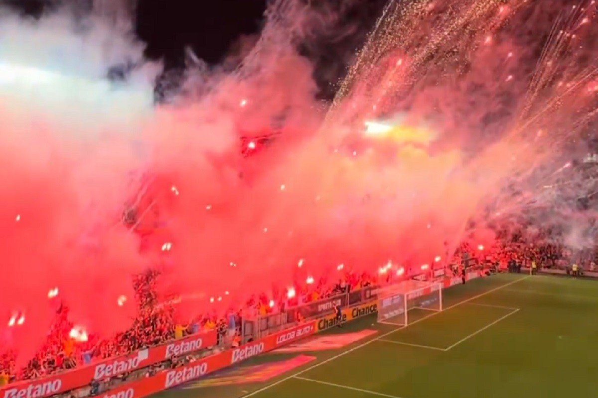 Ludnica u Pragu: Navijači Sparte zapalili tribinu (VIDEO)