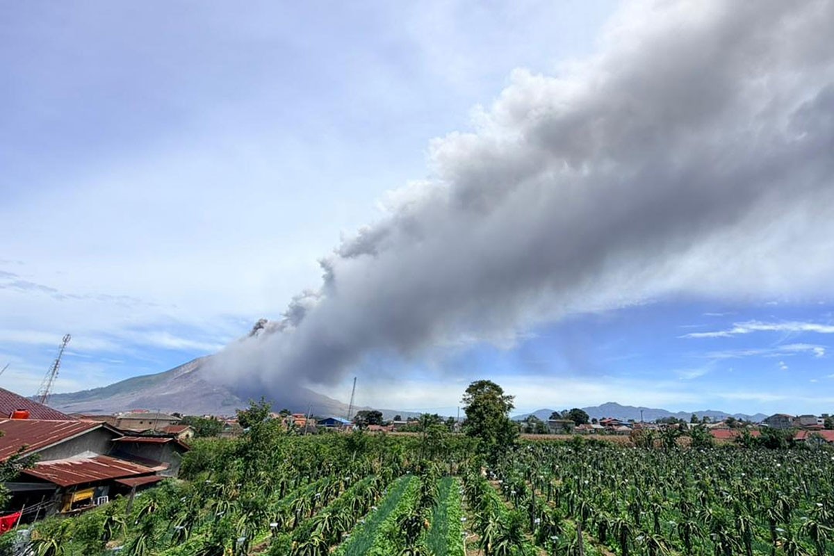 Eruptirao vulkan u Indoneziji: Pepeo i dim kuljaju 3.500 metara uvis