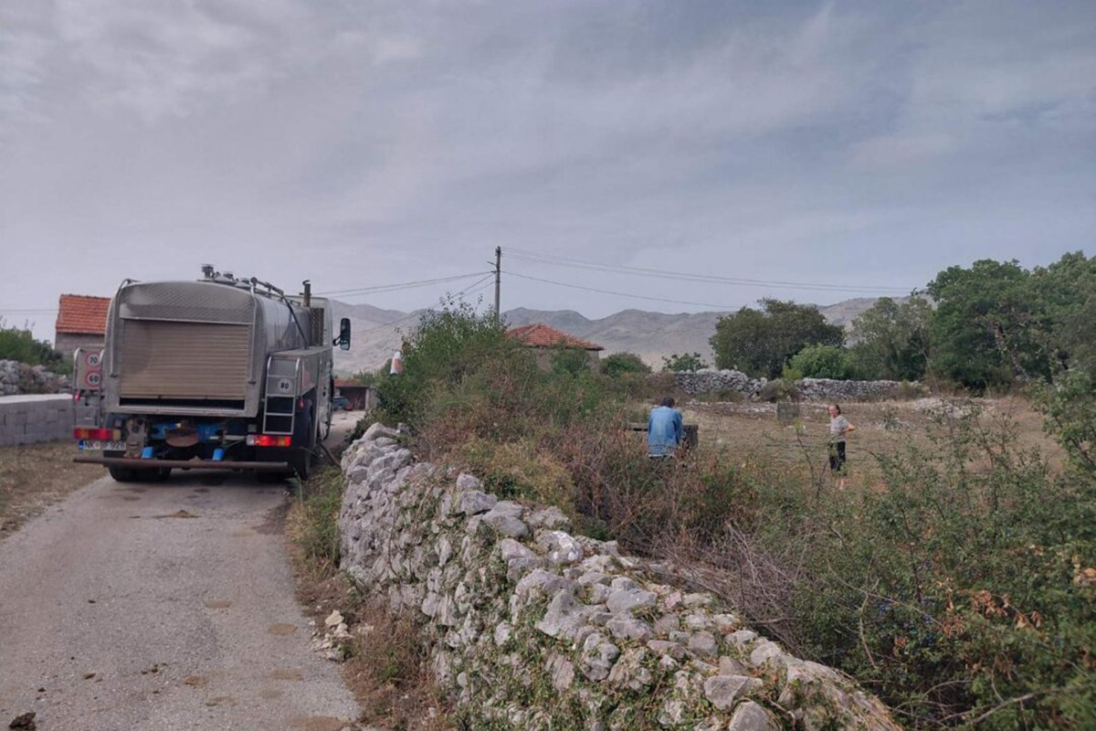 Dopremljena voda za domaćinstva u trebinjskim selima - pomoć Manastira Ostrog i opštine Nikšić