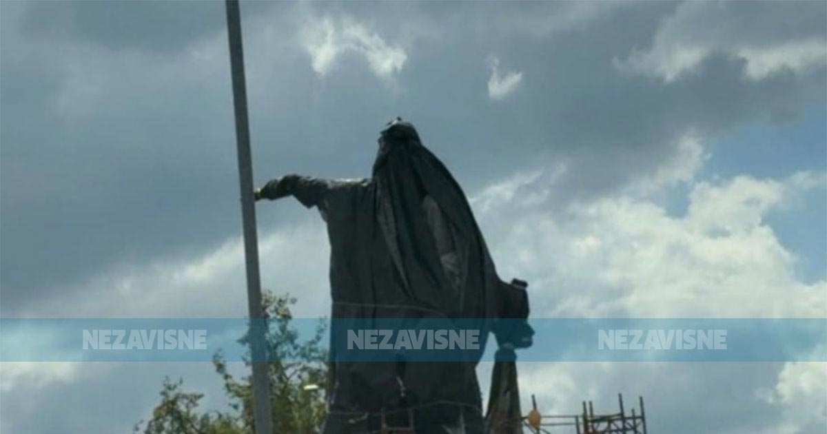 Spomenik caru Lazaru već na postamentu u Lazarevu
