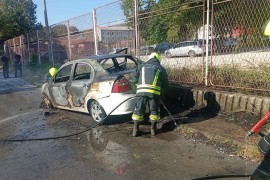 Gorjeli automobil i bager u Banjaluci (FOTO)