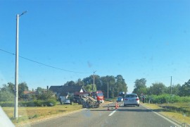 Stravična nesreća kod Dervente: Auto na krovu, poginula jedna osoba