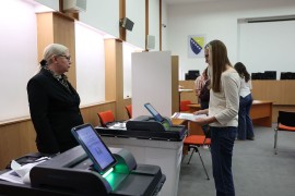 Glasanje traje duže od procjene CIK-a, skeneri važeće listiće evidentirali kao nevažeće