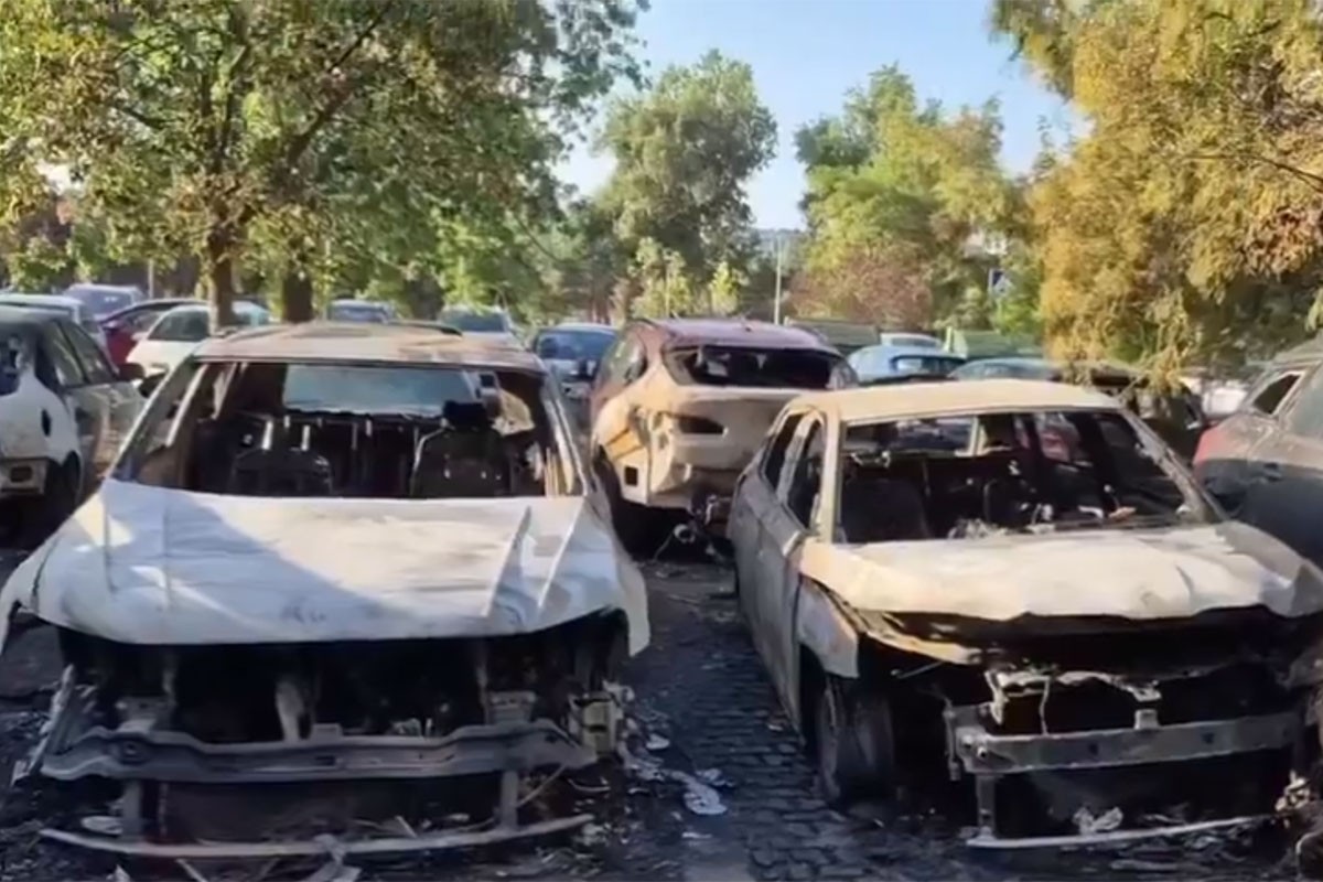 Veliki požar u Beogradu: Izgorjelo čak 10 automobila (VIDEO)