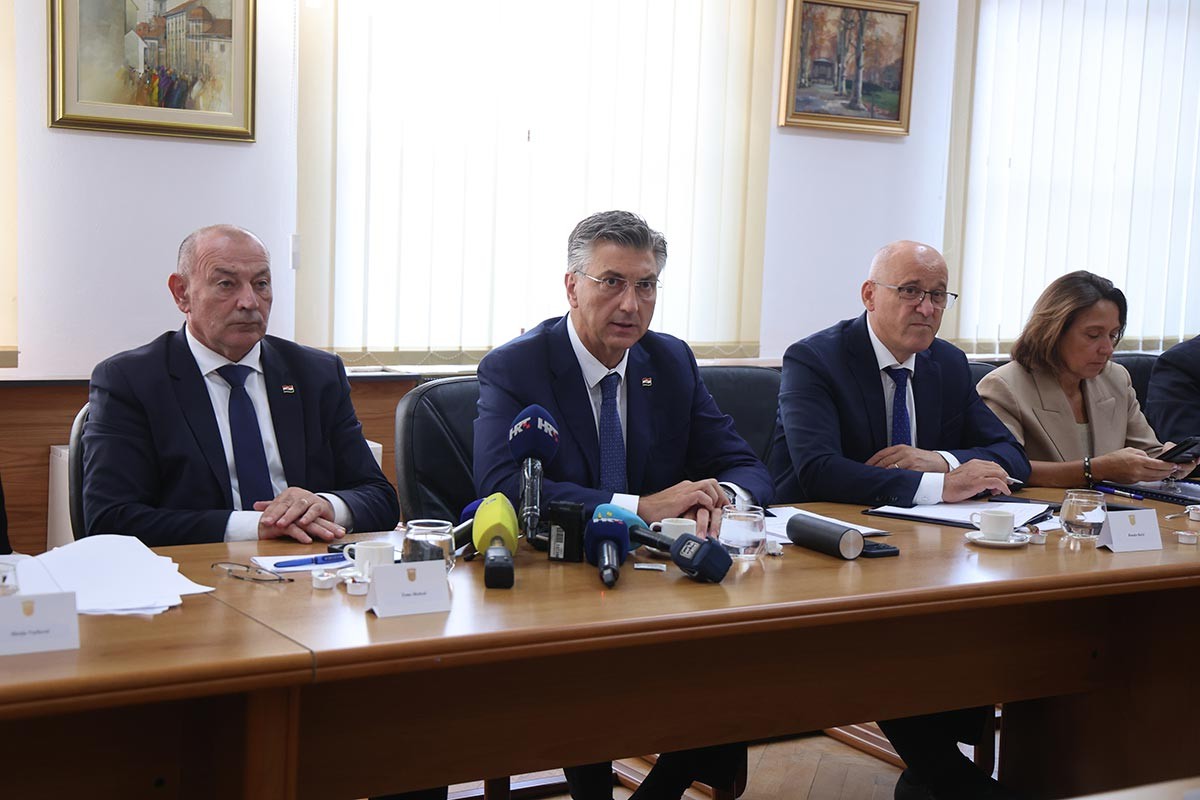 Plenković stigao u Gospić zbog otpada, na stolu ga dočekala voda iz vodovoda