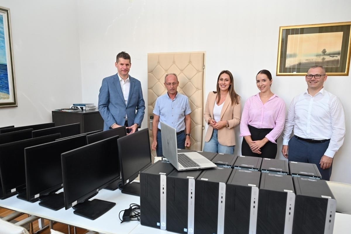 ATOS BANK donirala računare i IT opremu Ekonomskom fakultetu u Banjaluci