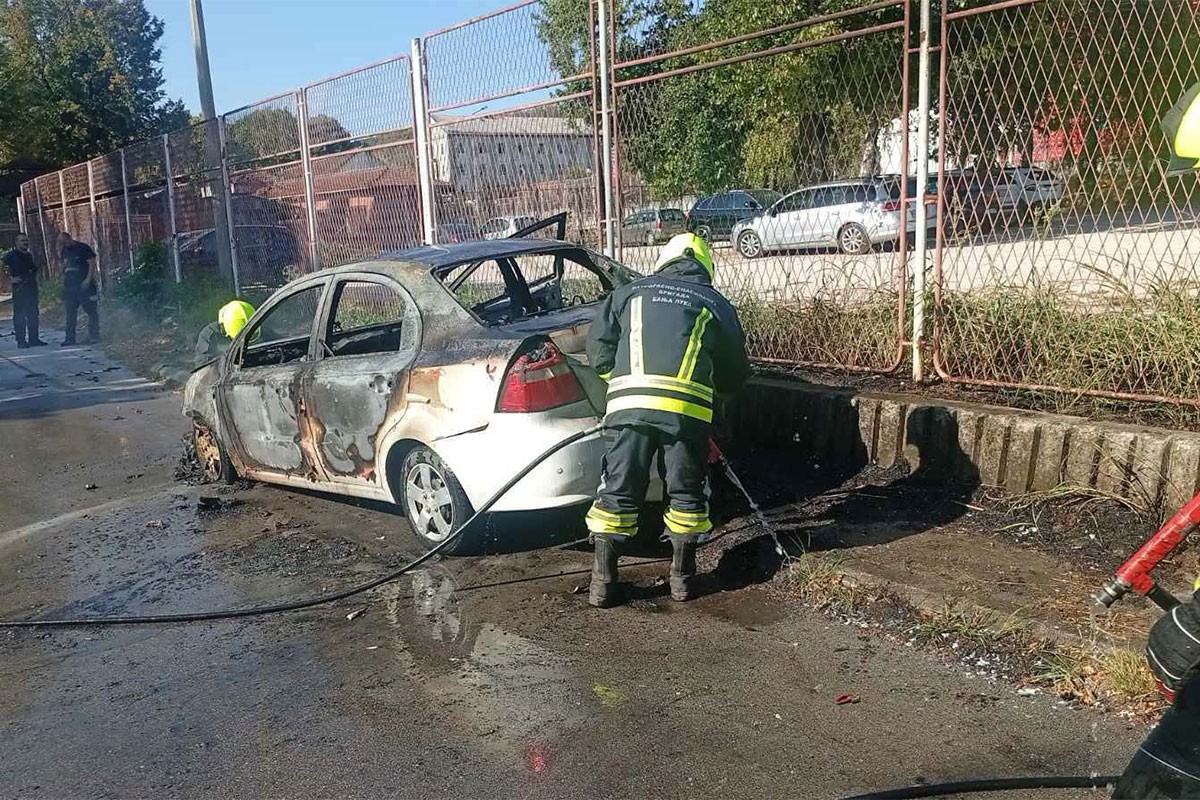 Gorio automobil i bager u Banjaluci (FOTO)