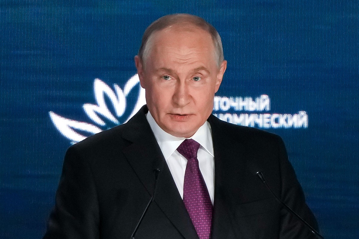 Putin tokom vožnje naišao na tigra: Maše repom i neće da se skloni