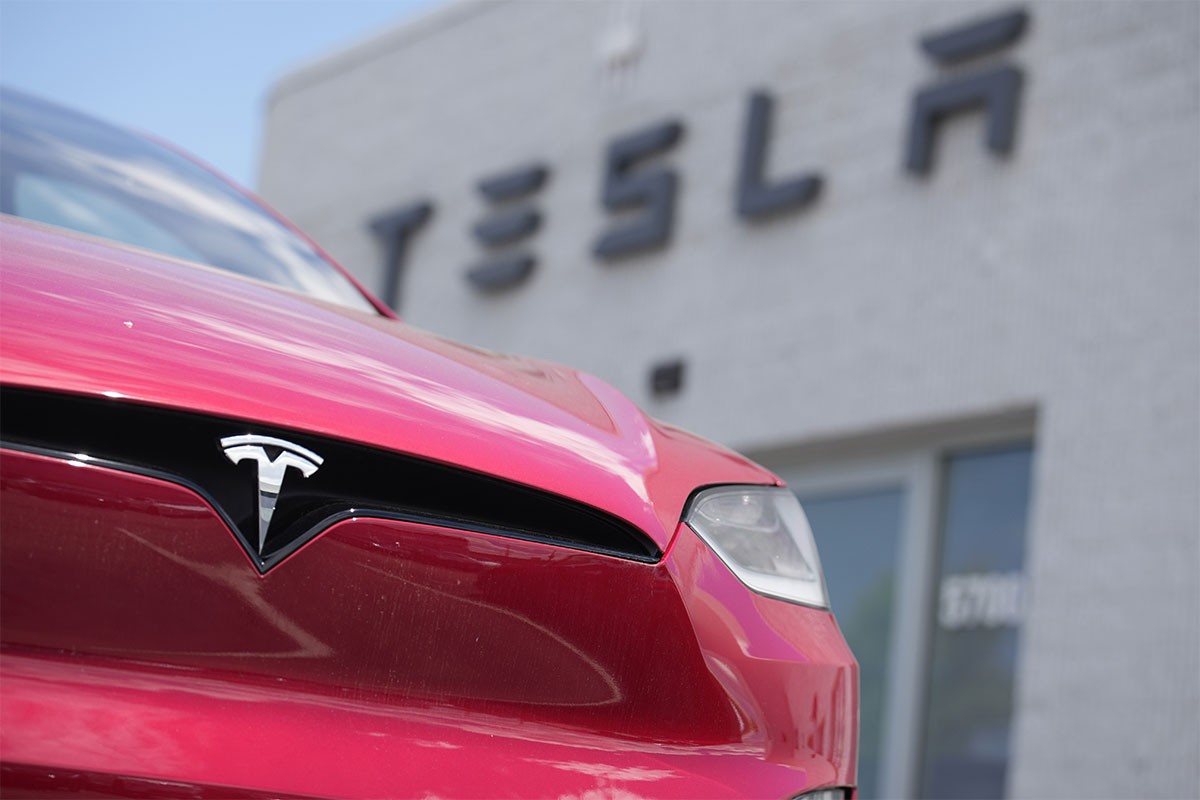 Francuska počela testiranje Tesline tehnologije za autonomnu vožnju