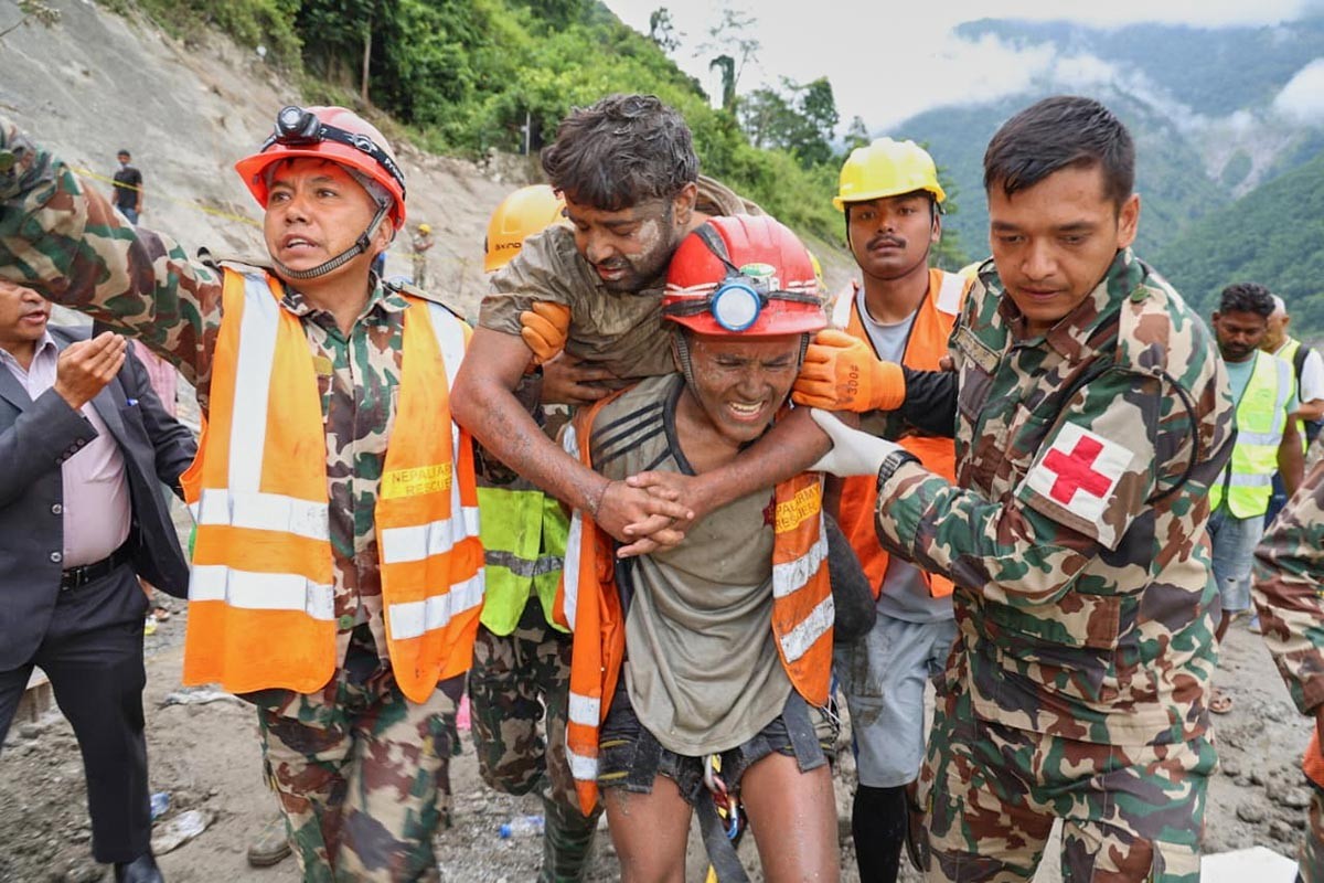 Čudo u Nepalu: Devet dana bili zarobljeni u tunelu, spasioci ih izvukli žive (VIDEO)