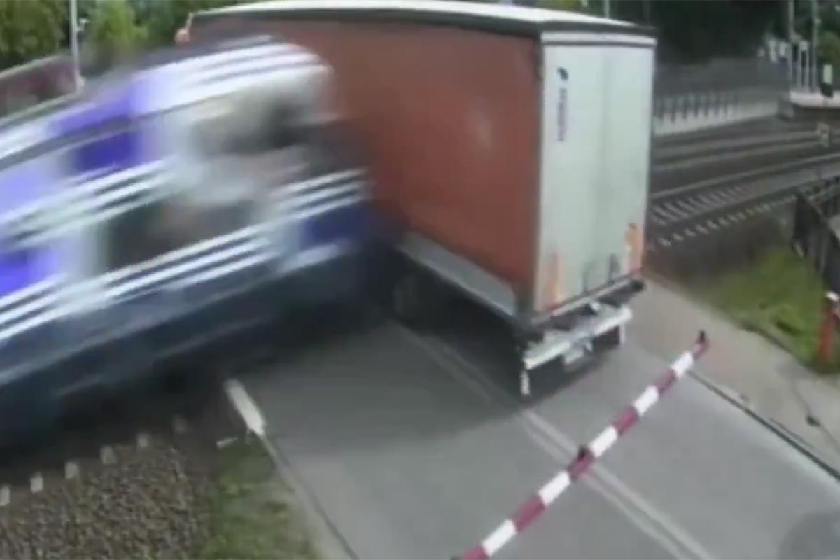 Voz udario u kamion iz BiH, objavljen dramatičan snimak: "Dajte gas, probijte rampu" (VIDEO)