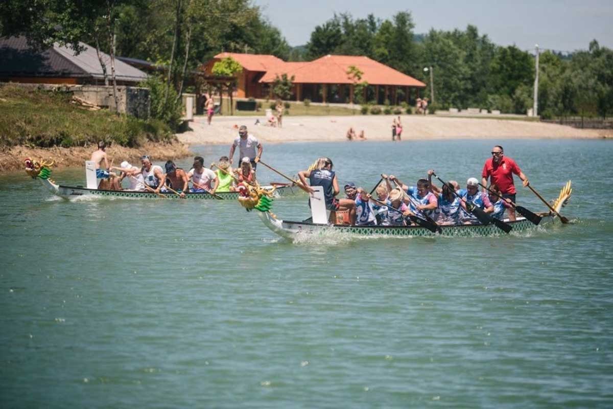 Trka zmajevim čamcima na jezeru na Manjači