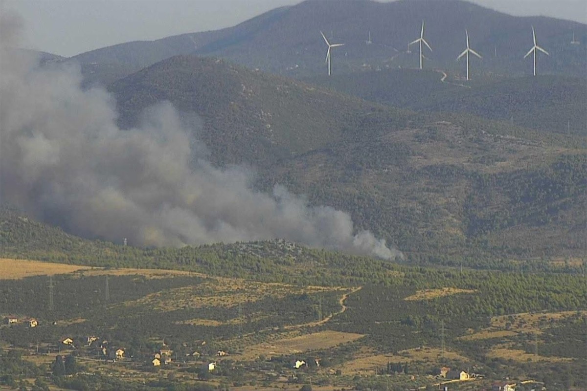 Ponovo buknuli požari u Dalmaciji: Gori na tri područja (VIDEO)