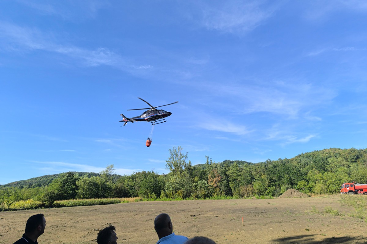 Velika borba sa vatrom kod Teslića: Angažovan helikopter (VIDEO)