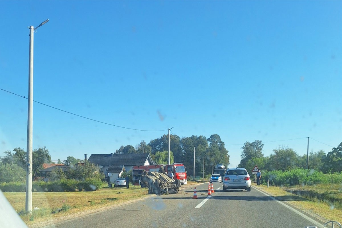 Stravična nesreća kod Dervente: Auto na krovu, poginula jedna osoba