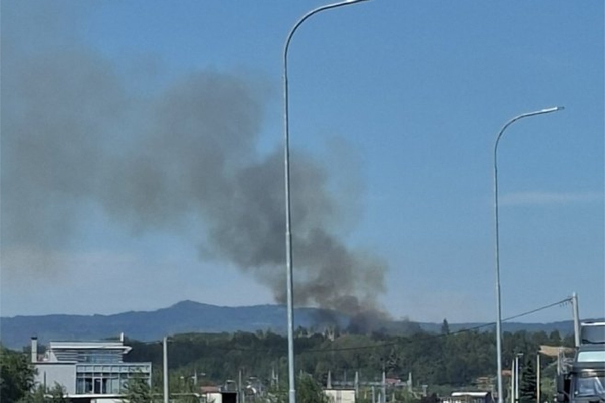 U Ramićima kod Banjaluke gori rastinje, požar se približio kućama (VIDEO)