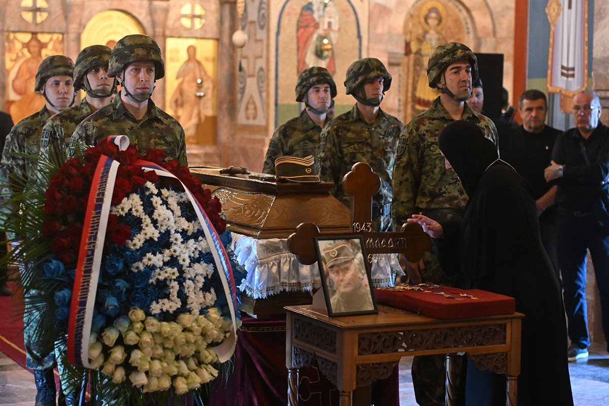 Kovčeg sa tijelom Ratka Mladića izložen u crkvi, na njemu kapa, sablja i ordenje (FOTO)