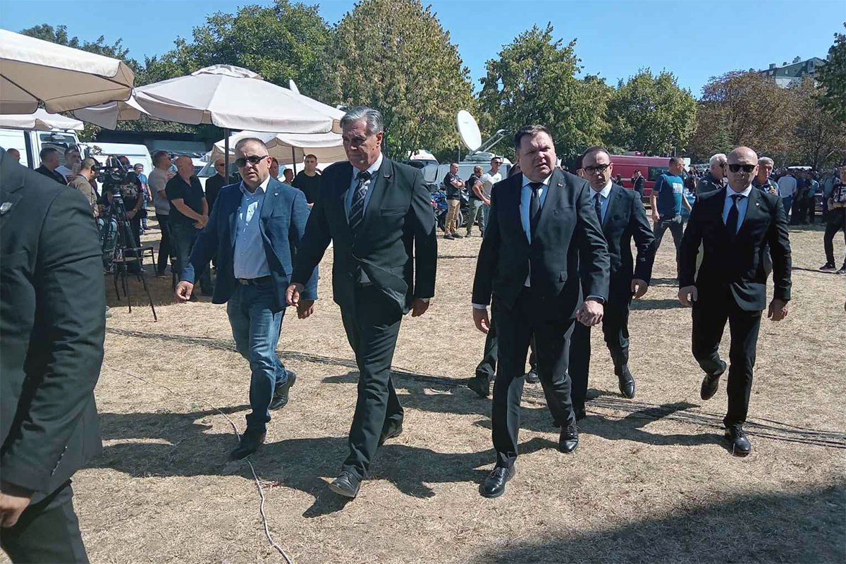 Koji zvaničnici iz Republike Srpske su došli na sahranu Mladiću? (FOTO)