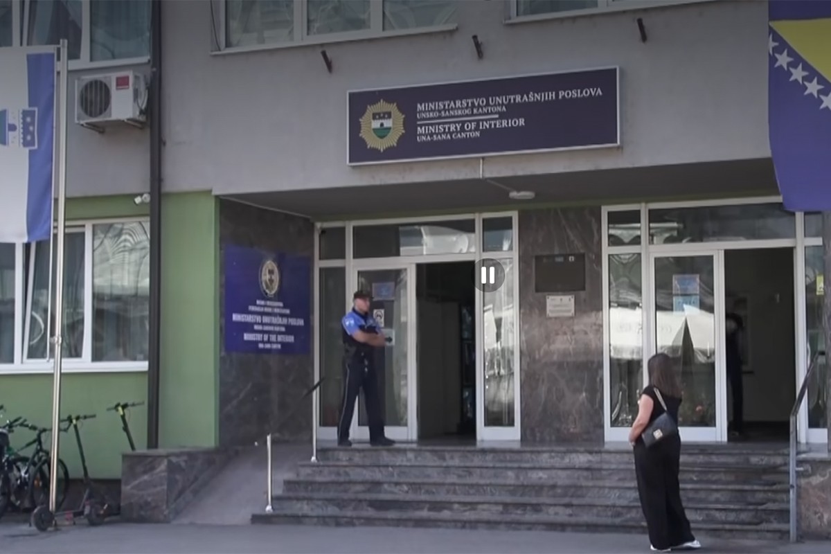 Iza brave vozač osumnjičen da je autom udario troje djece u Cazinu