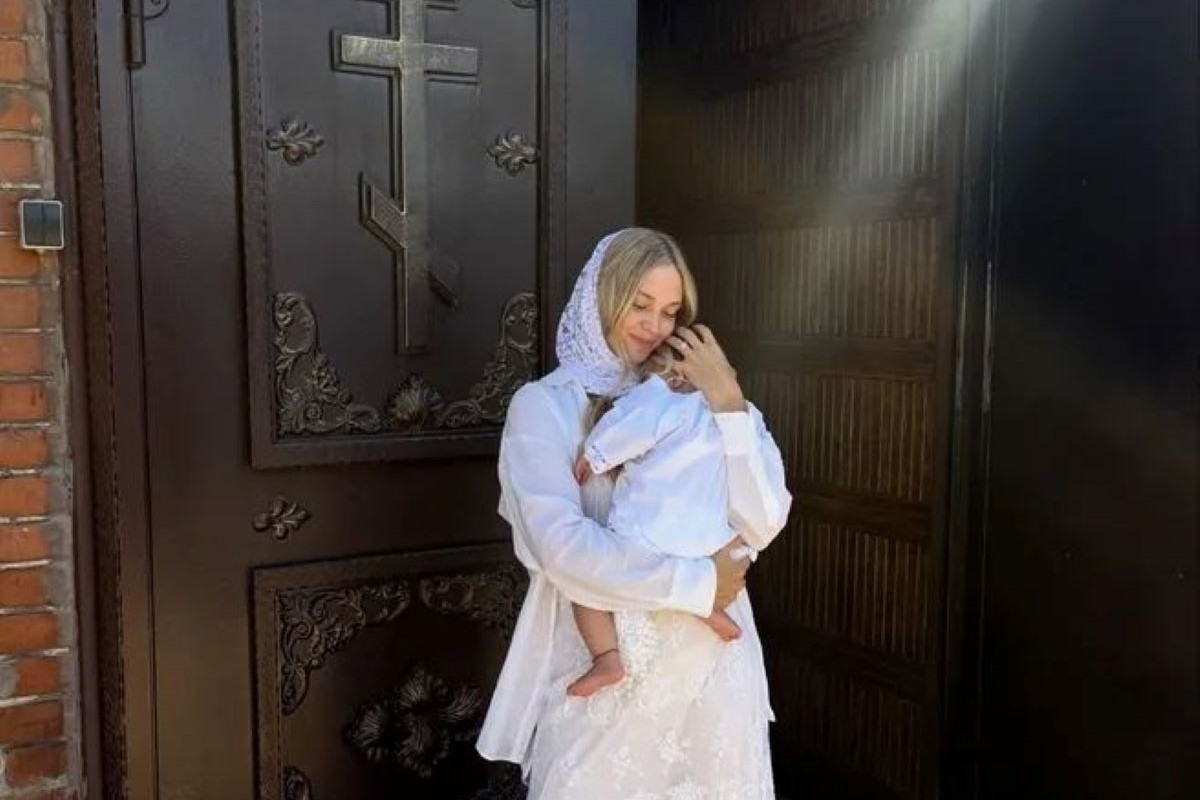 Kćerka čuvenog napadača krštena u pravoslavnoj crkvi (FOTO)