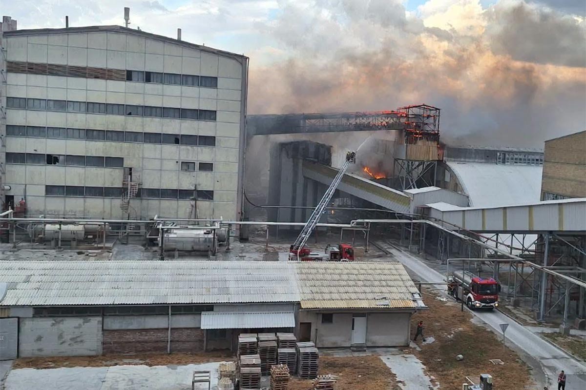 Gori Petrokemija: Ogroman crni dim diže se iznad fabrike (FOTO, VIDEO)