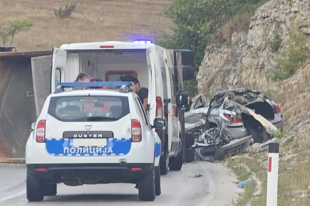 Detalji stravične nesreće na Manjači: Poginuo vozač automobila, kamion se prevrnuo