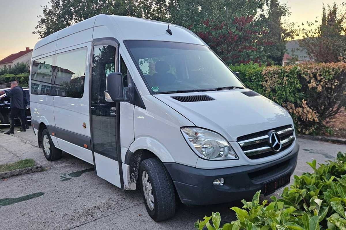 Osnovnoj školi "Sveti Sava" doniran kombi za prevoz učenika