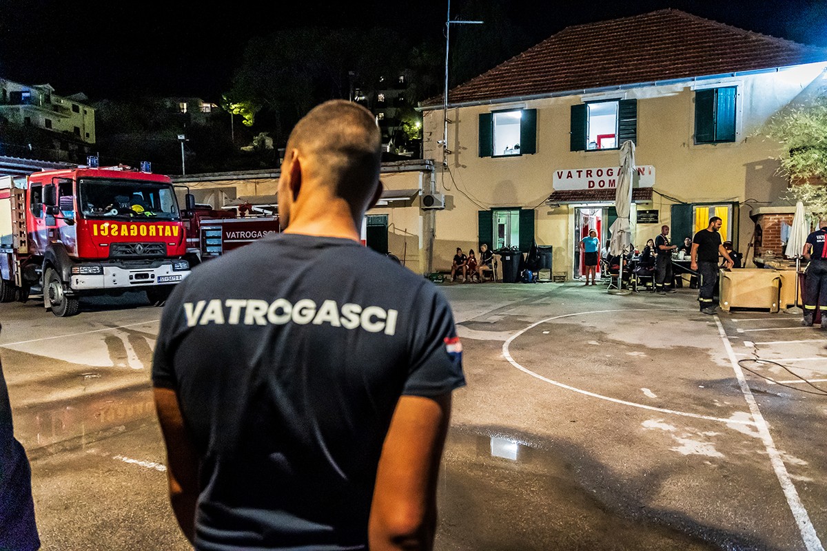 "Morali smo kroz vatru do ljudi": Požar na Braču dug skoro 40 kilometara