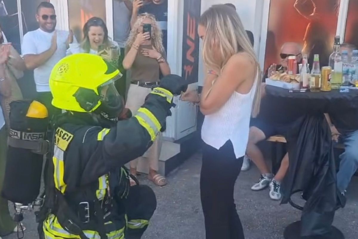 Neobične zaruke: Vatrogasac došao u punoj opremi pred djevojku (VIDEO)