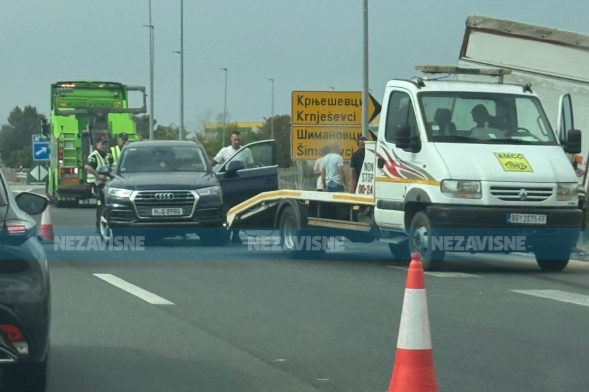 Težak udes na auto-putu kod Beograda: Kamion u jarku, ogromne gužve  (FOTO)