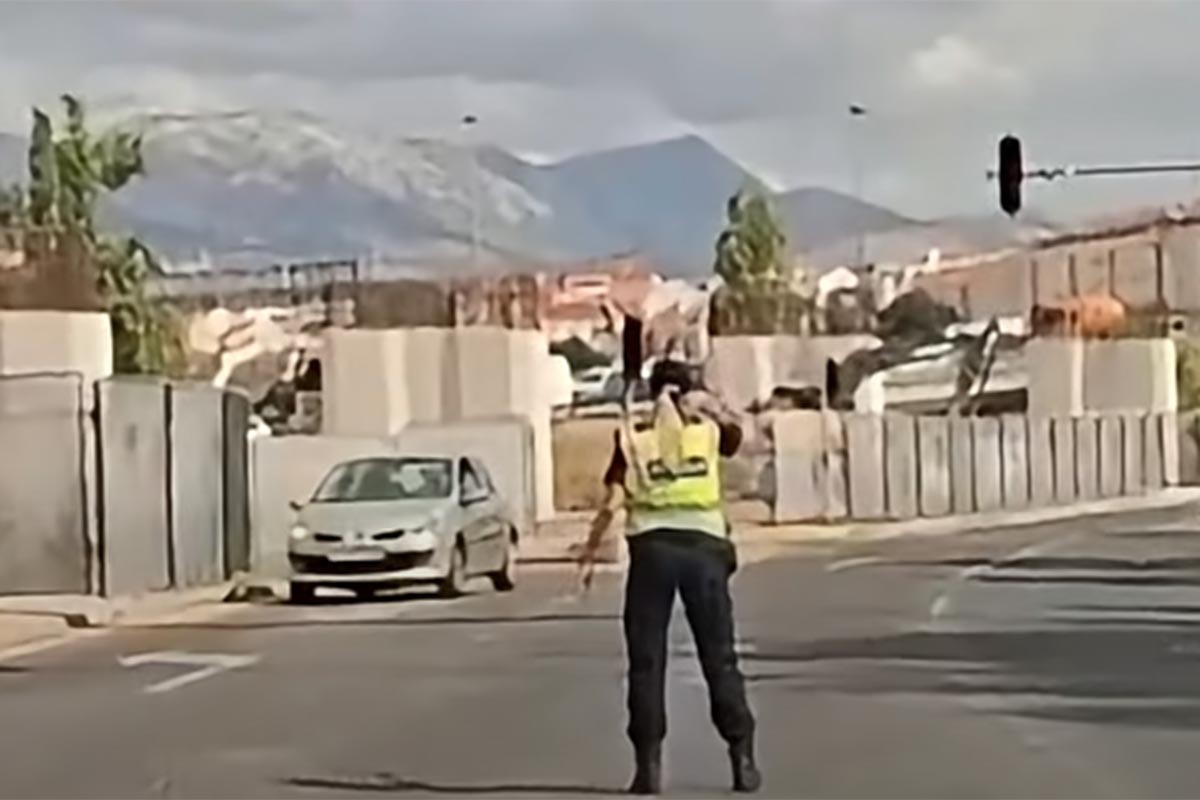 Vozio u suprotnom smjeru pred policajkom, njen potez izazvao veliku raspravu (VIDEO)