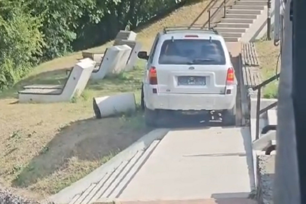 Drama u Banjaluci: Vozilom uletio u pješačku zonu i napravio haos (VIDEO)