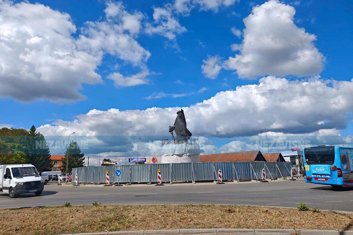 Spomenik caru Lazaru postavljen na kružni tok u Lazarevu